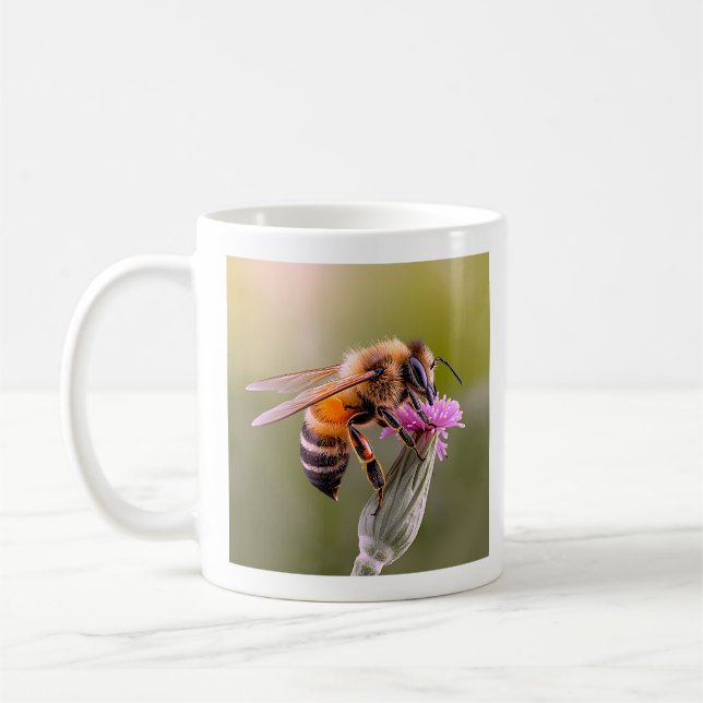 Tasse de photographie de fleurs d'abeilles dans la (Gauche)