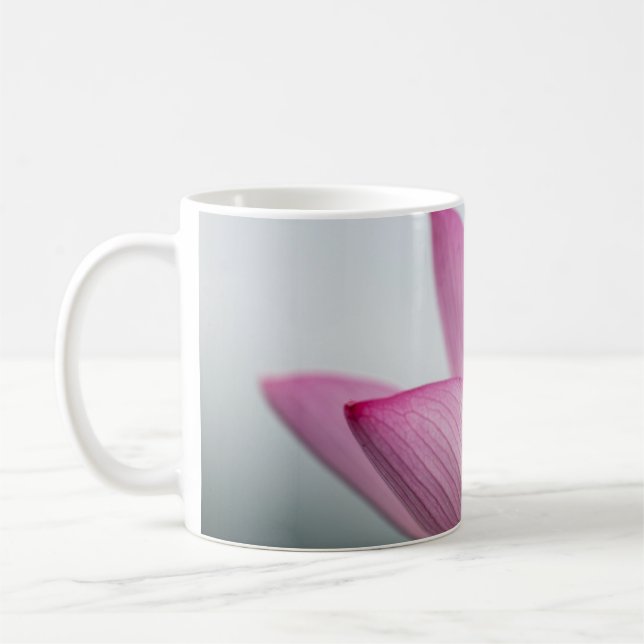 Tasse de photographie macro de pétale rose (Gauche)