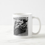 Tasse de Piaggio MP3<br><div class="desc">Le scooter à trois roues célèbre de Piaggio MP3,  avec se pencher la suspension avant,  comme vu sur une petite rue de Paris.</div>
