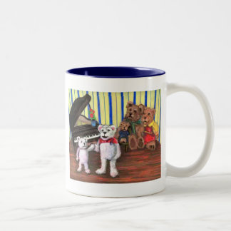 Tasse de piano pour des enfants dans des leçons de