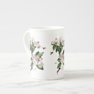 Tasse de porcelaine tendre de fleurs et d'abeilles