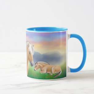 Tasse de sonnerie de chevaux de fjord au repos