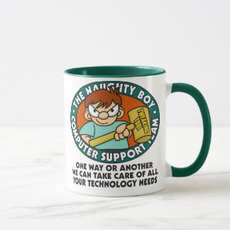 Tasse de technologie d'ordinateur de garçon vilain