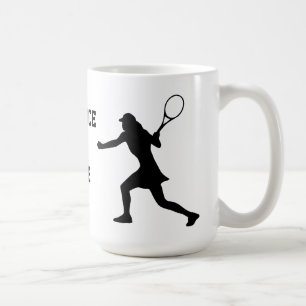 Tasse de tennis amusante avec silhouette de joueus