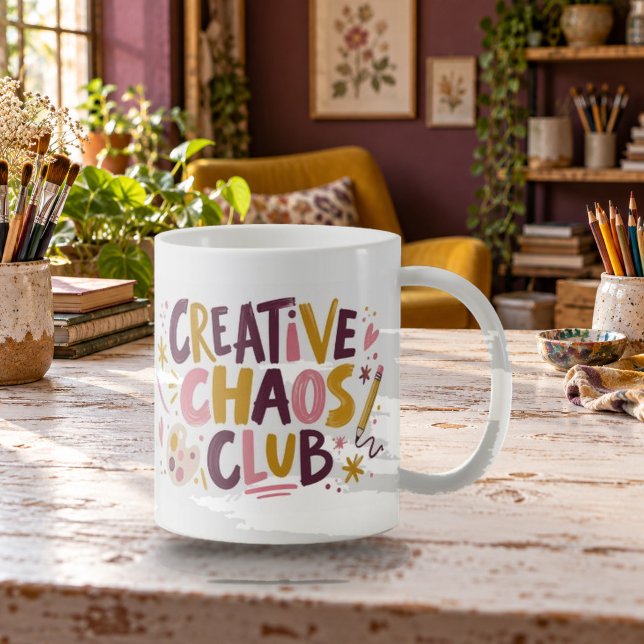 Tasse de typographie expressive du Creative Chaos  (Creative Chaos Club Expressive Typography Mug — refined lighting and contact shadows. Digital lifestyle preview.)