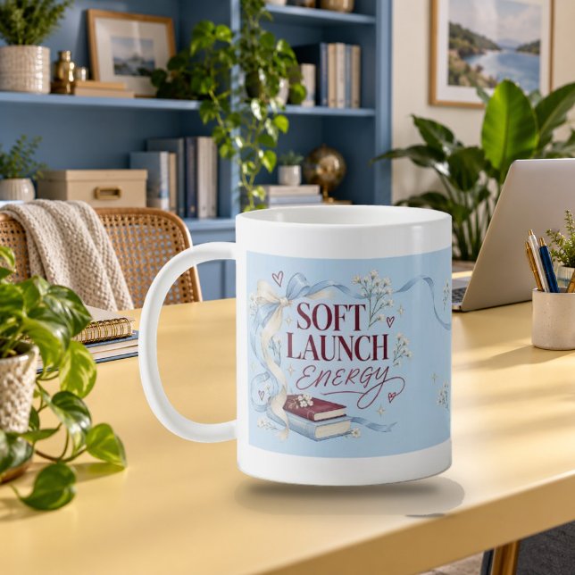 Tasse de typographie Serif Script Soft Launch Ener (Soft Launch Energy Serif Script Typography Mug — refined lighting and contact shadows. Digital lifestyle preview.)