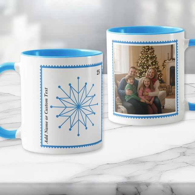 Tasse de vacances flocon de neige bleu vif Photo  (A bright blue geometric snowflake in a postage stamp border. Add your photo in a postage stamp frame)