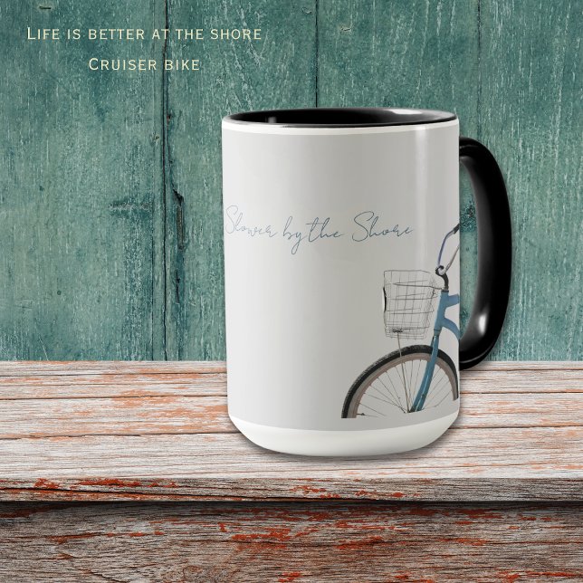 Tasse de vélo cruiser de la côte de Rhode Island (Life moves slower by the shore mug. Perfect mug for your morning coffee at the shore. Customize it!)