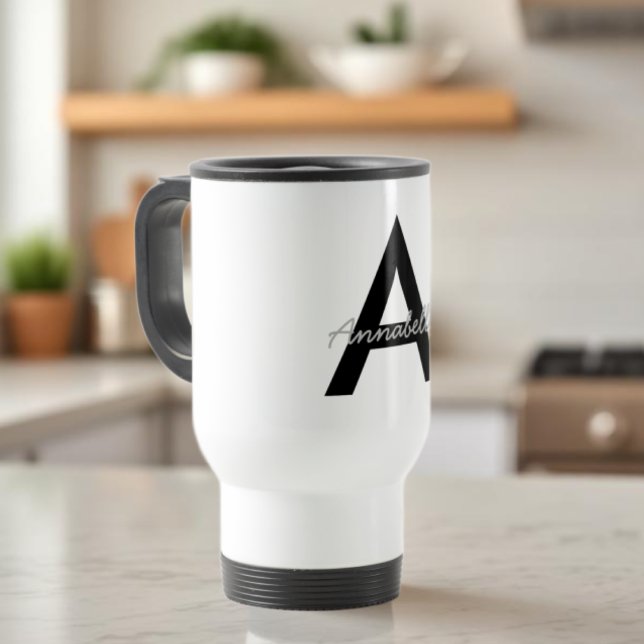 Tasse de voyage à monogramme de typographie person (Créateur téléchargé)