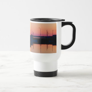 Tasse de voyage avec beau port photo coucher de so