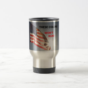 tasse de voyage avec le drapeau