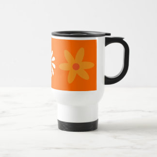 Tasse de voyage de fleurs assez oranges et