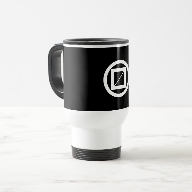 Tasse de voyage en bois dans un cercle (Devant gauche)