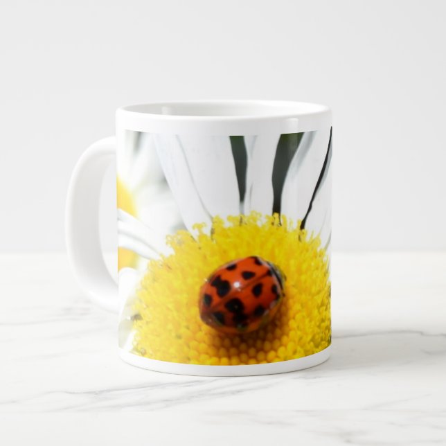 Tasse d'éléphant de coccinelle et de marguerite (Devant gauche)