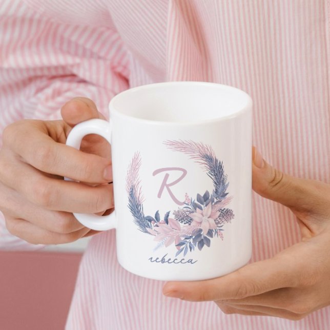 Tasse d'hiver à monogramme floral pastel nom perso (Créateur téléchargé)