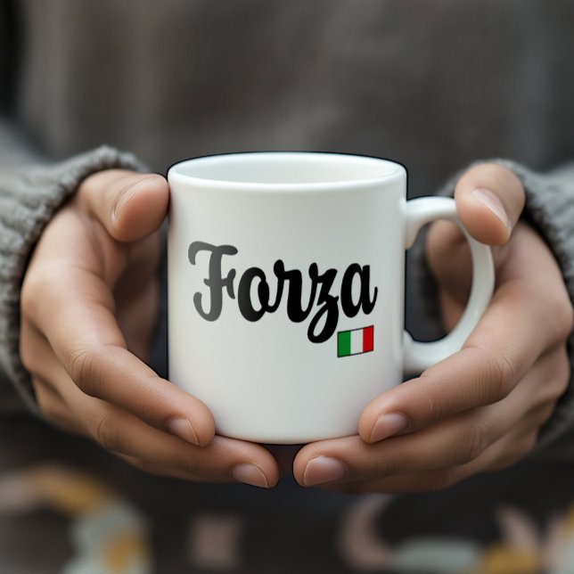 Tasse Drapeau Italien Forza (Man's hands hold a white mug with Forza (strength, courage) and the Italian Flag. Encouragement)