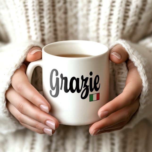 Tasse Drapeau Italien Grazie (Merci) (Woman's hands holding a white mug that says Grazie with an Italian flag. A lovely thank you gift!)