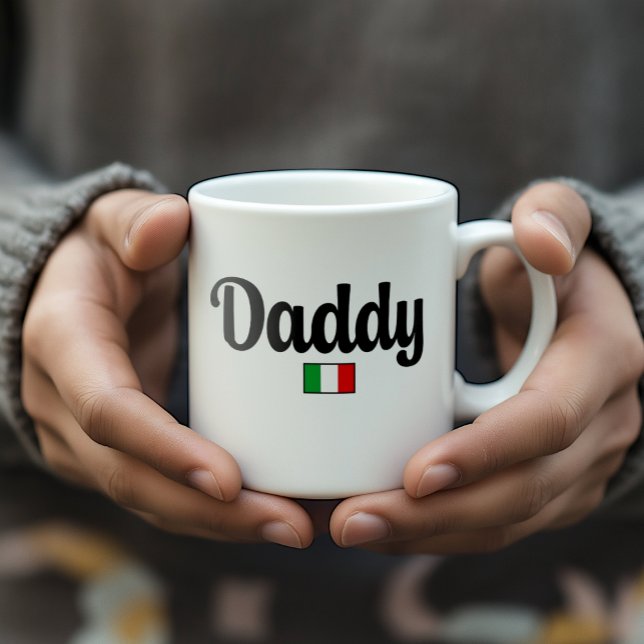 Tasse Drapeau Italien Papa (Man holding white mug with Daddy and Italian flag. Gift for dad or dad-to-be.)