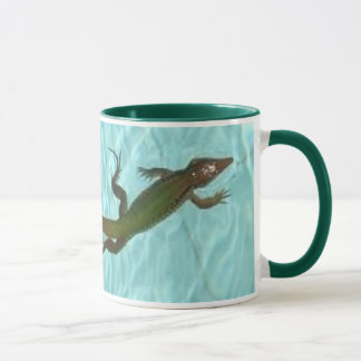 tasse droitière de lézard de natation