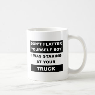 Tasse drôle avec un camion qui fixe