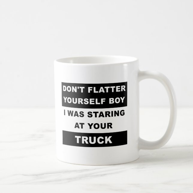 Tasse drôle avec un camion qui fixe (Droite)