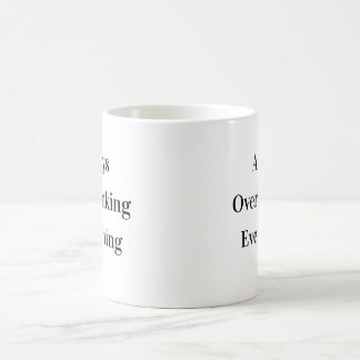 Tasse drôle classique à trop réfléchir