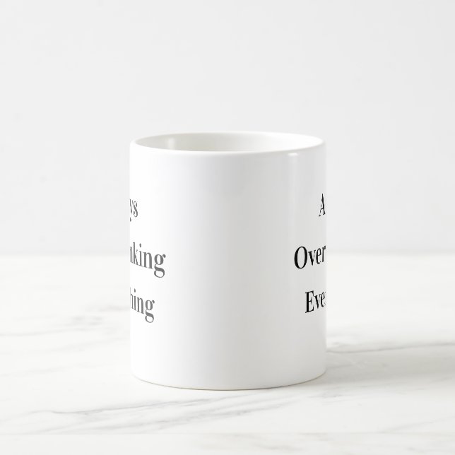 Tasse drôle classique à trop réfléchir (Centre)