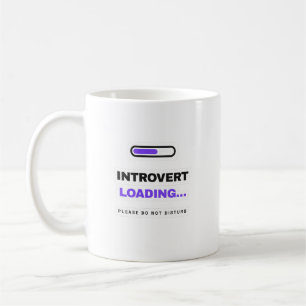 Tasse drôle de chargement d'introverti