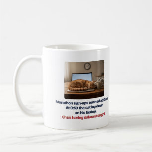 Tasse drôle de chat sur l'ordinateur portable pour
