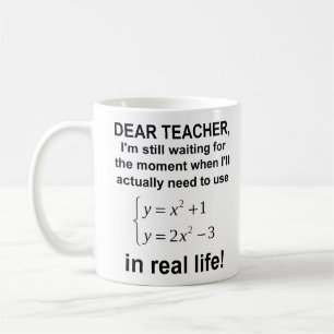 Tasse drôle de chères de professeur maths de vie