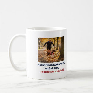 Tasse drôle d'un chien voyant un écureuil courant