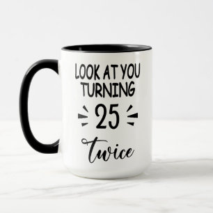 Tasse drôle pour 50 ans - Regarde qui a 25 ans deu