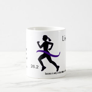 Tasse du marathon des femmes avec le ruban pourpre