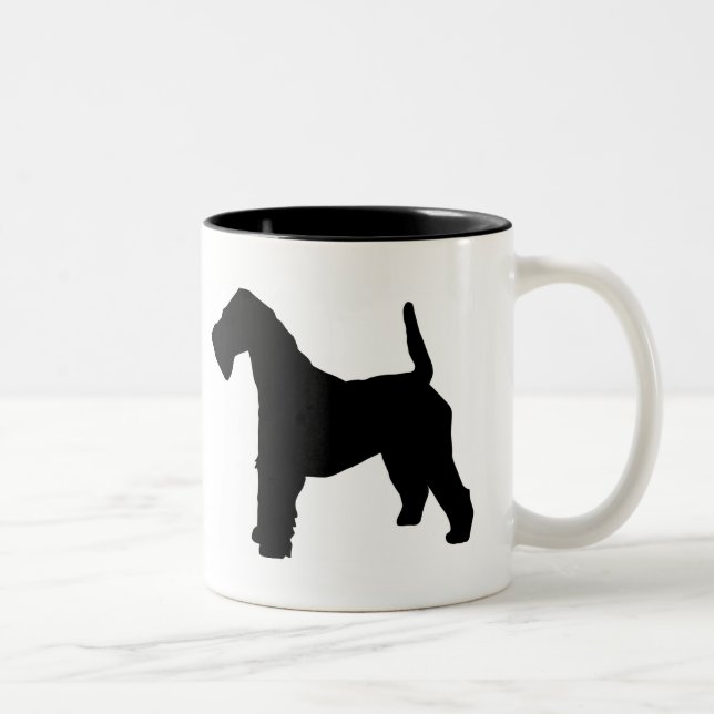 Tasse d'une chevelure de Fox Terrier de fil (Droit)