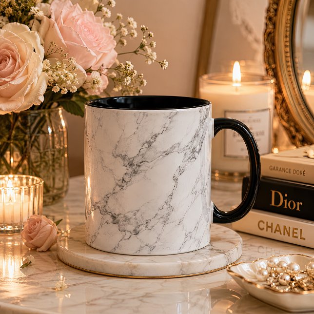 Tasse élégante à motif de marbre blanc (White marble mug with black handle in a romantic candlelit floral setting.)