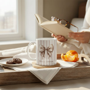 Tasse élégante avec nœud beige et rayures