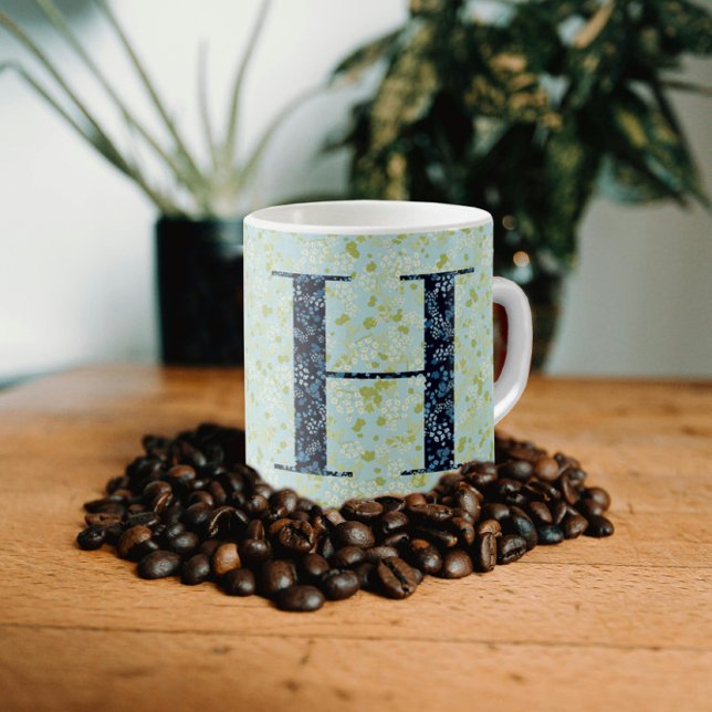 Tasse élégante de classe avec monogramme H bleu av (Créateur téléchargé)