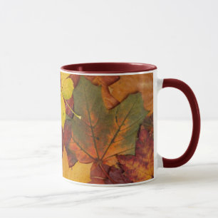 Tasse en céramique aux feuilles d'automne colorées