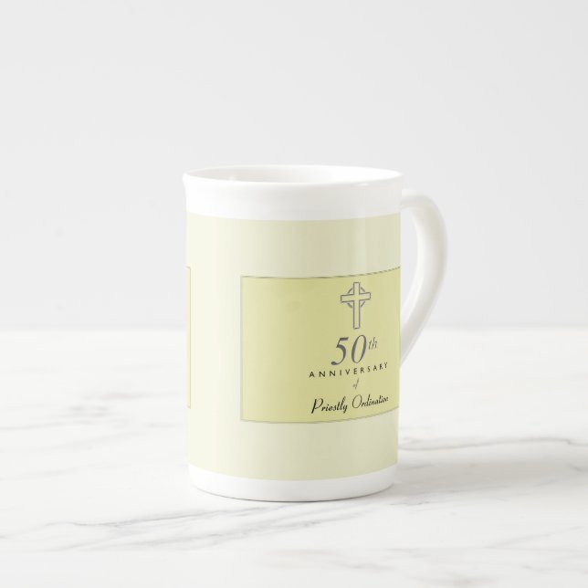 Tasse En Porcelaine 50e anniversaire du prêtre avec croix bossée (Devant droit)