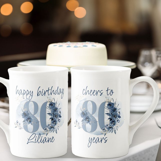 Tasse En Porcelaine 80e anniversaire Cheers à 80 ans Numéro floral (80th Birthday gift mug from my Floral Number Milestone Birthday Collection)