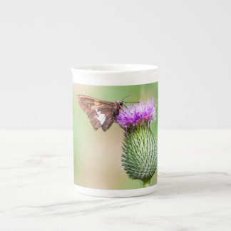 Tasse En Porcelaine aller à l'horizontale sur une verticale