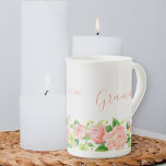 Tasse En Porcelaine Aquarelle Grammie Corail Floral Rose<br><div class="desc">Jolie tasse de porcelaine pour votre grammie. Belle aquarelle design floral dans les tons rose et vert corail. Grammie est élégamment lettré dans la typographie manuscrite de style script des deux côtés de la tasse. Le modèle est configuré pour que vous puissiez ajouter votre propre texte personnalisé, tel que l'année...</div>