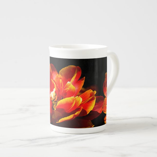 Tasse En Porcelaine Arrière - plan rouge tulipes foncé (Devant droit)