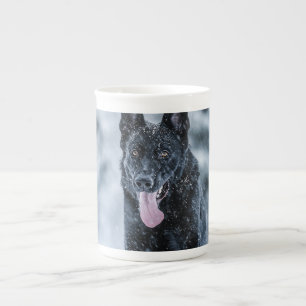 Tasse En Porcelaine Berger allemand noir dans la couverture de duvet d