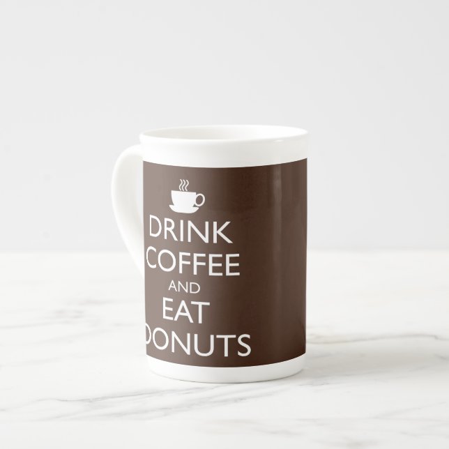 TASSE EN PORCELAINE BOIRE DU CAFÉ ET MANGER DES DONUTS (Devant gauche)