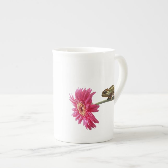 Tasse En Porcelaine Caméléon vert sur la fleur rose (Devant droit)