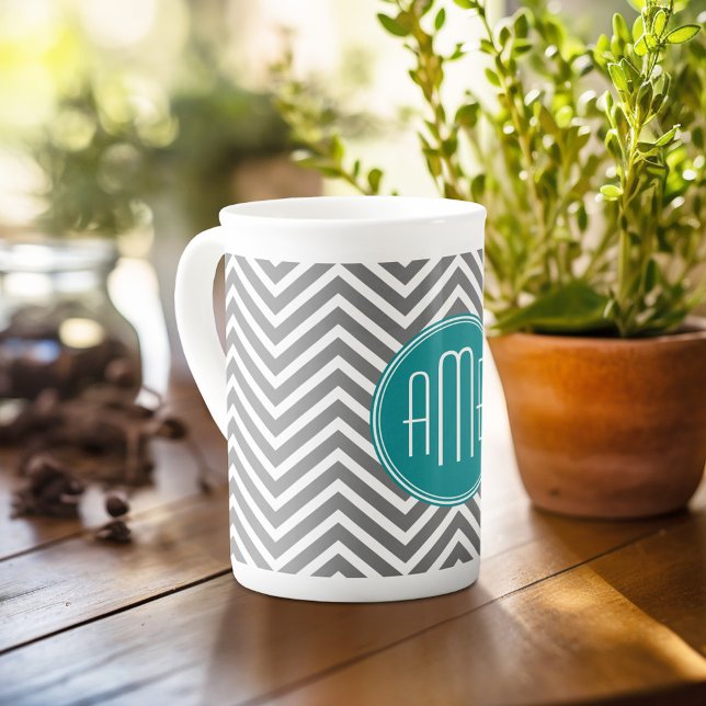 Tasse En Porcelaine Chevrons turquoises au charbon de bois Monogramme  (Personalized mug with photos and text, customize completely in the advanced design area)