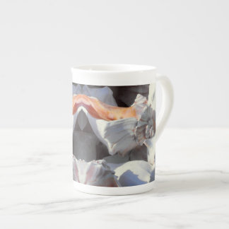 Tasse En Porcelaine Coques de mer dans la lumière du soleil et l'ombre