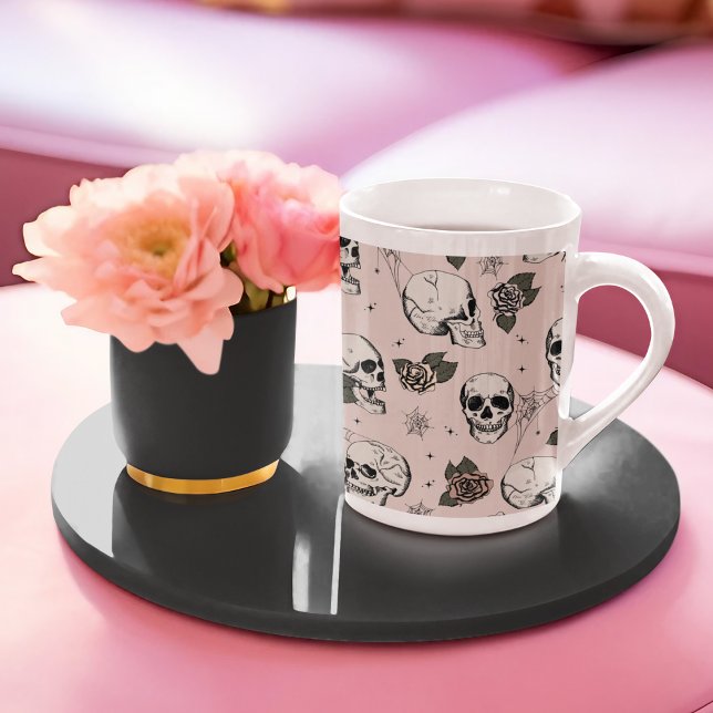 Tasse En Porcelaine Crânes gothiques roses et Halloween Rose (Elegant and Girly Blush Pink Gothic Skulls and Roses Pattern, Hand-Drawn in Black Ink.)