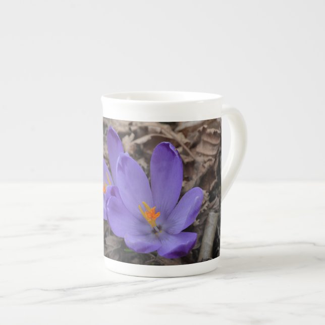 Tasse En Porcelaine Crocus de bois à fleurs violettes (Devant droit)